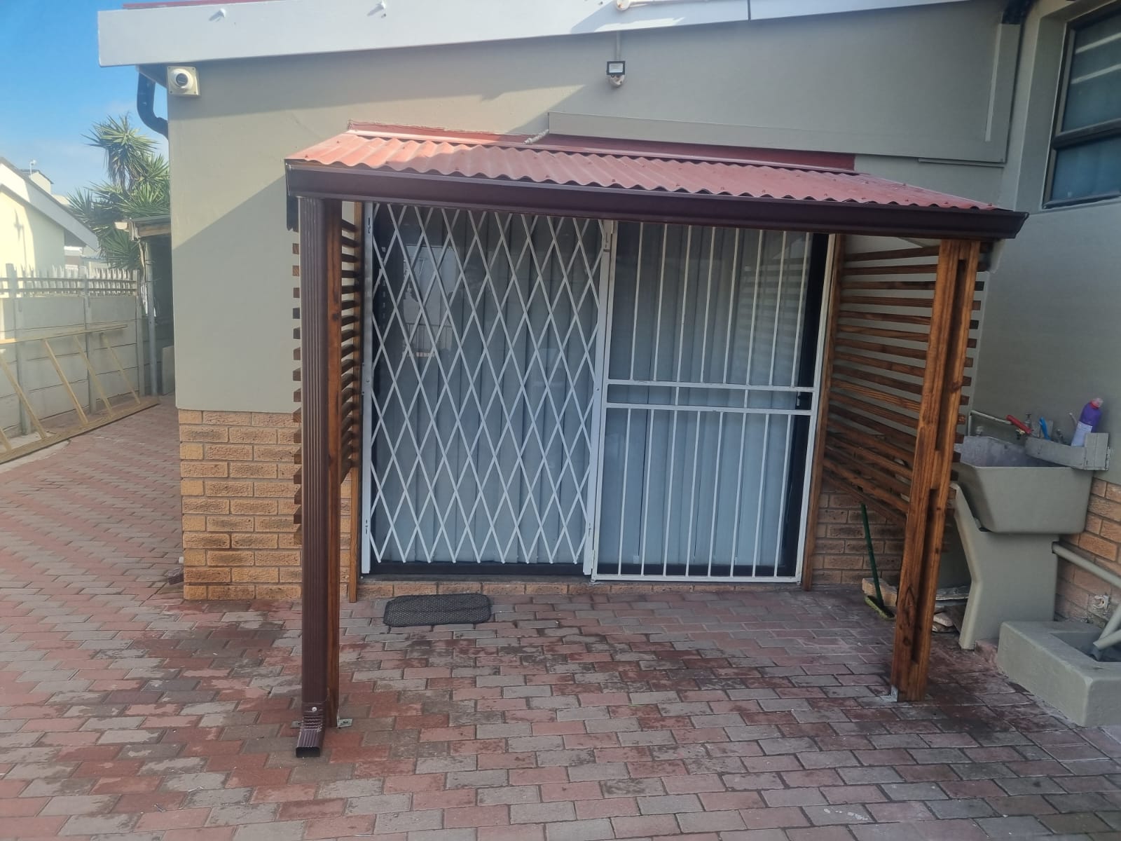 Pergola with gutter — photo 1