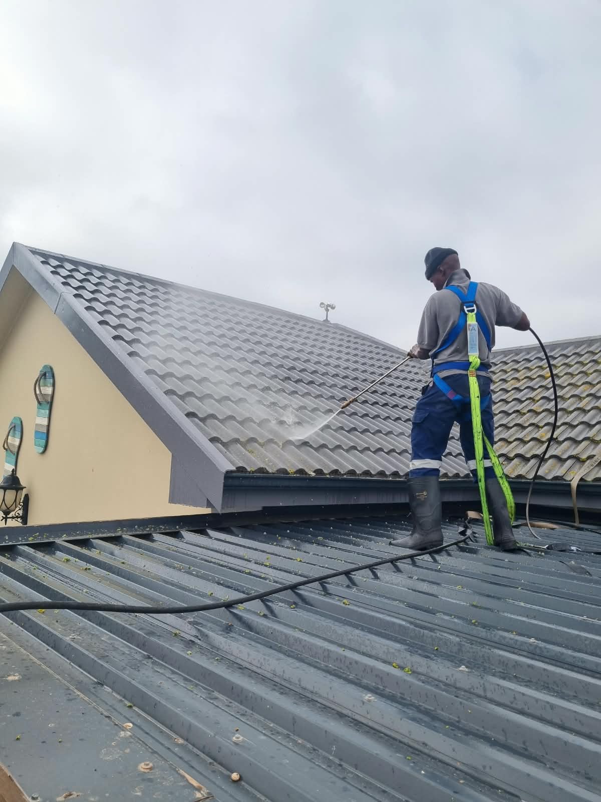 Roof pressure washing — photo 2