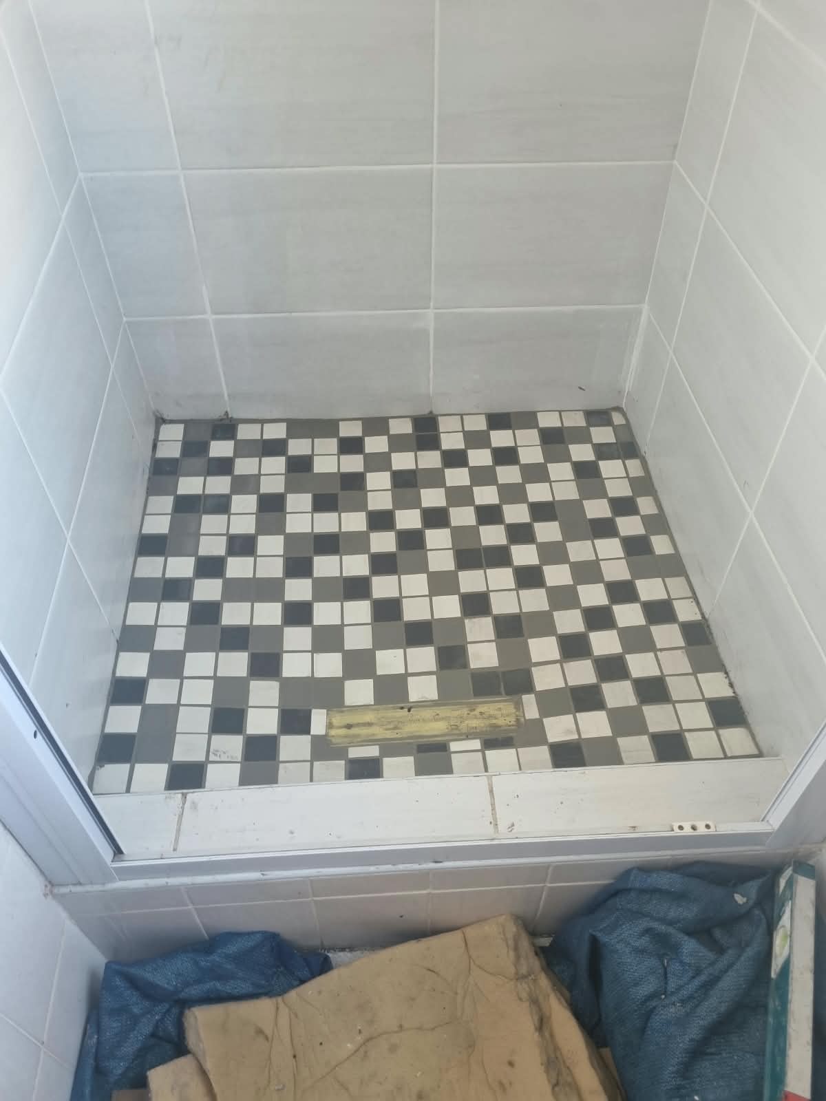 Built & tiled shower floor — photo 1